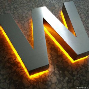 chữ inox hắt đèn